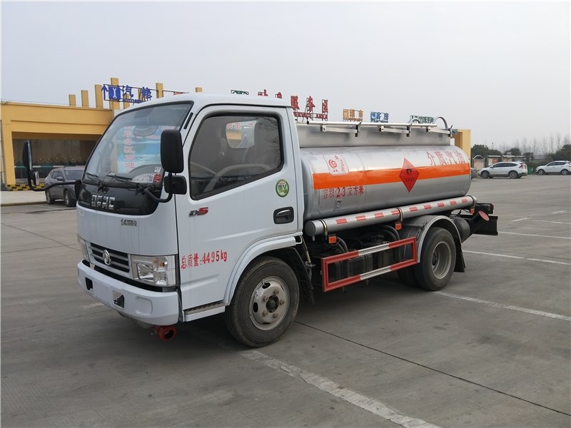 山東現(xiàn)車(chē)供應(yīng)：東風(fēng)多利卡藍(lán)牌加油車(chē)
