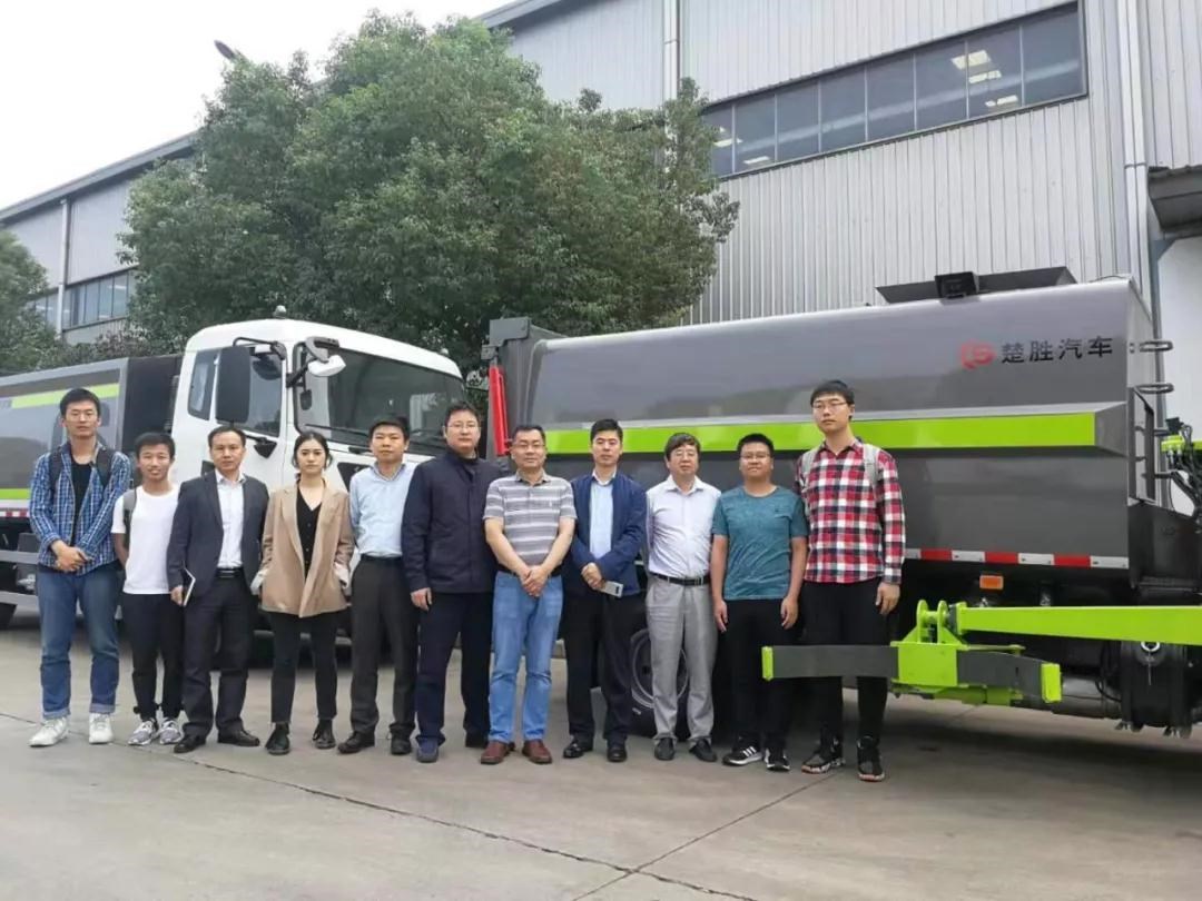 驚艷！“智能機(jī)械臂”自裝卸式垃圾車震撼問(wèn)世